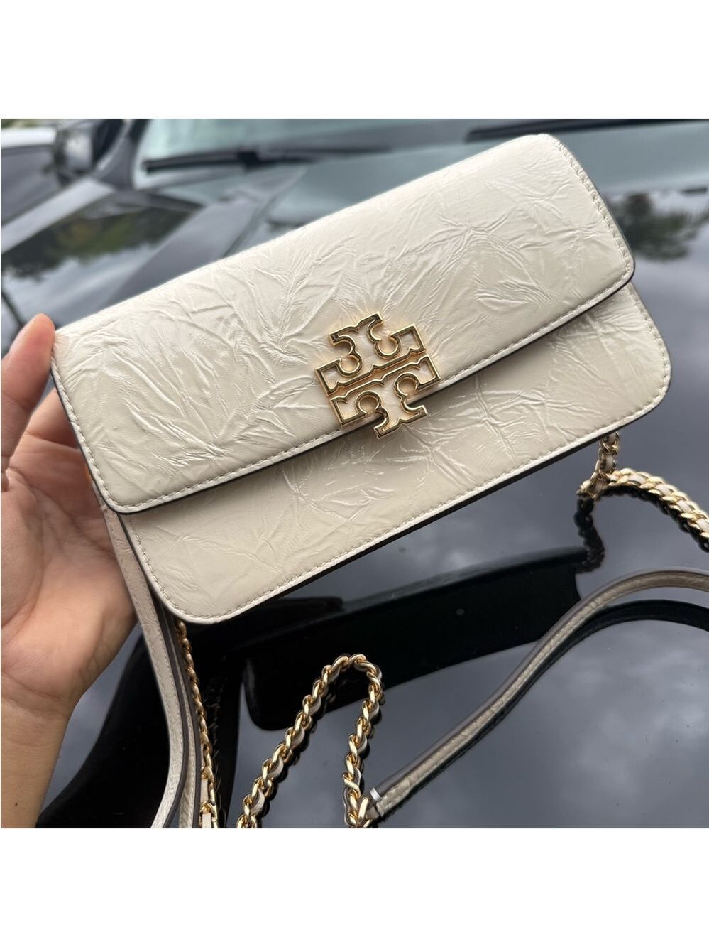 New tory burch BRITTEN PATENT CHARMS CHAIN WALLET W. WRISTLETin light cream
